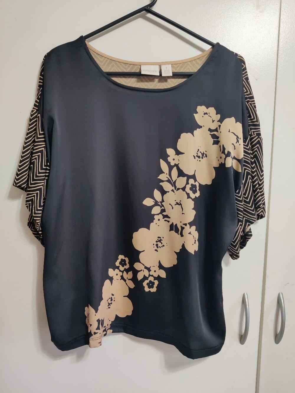 Chicos Floral Print Top With Geometric Sleeves